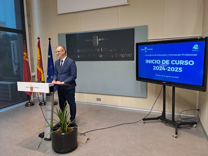 El consejero de Educación y Formación Profesional, Víctor Marín, presenta las novedades del inicio de curso 2024-2025.