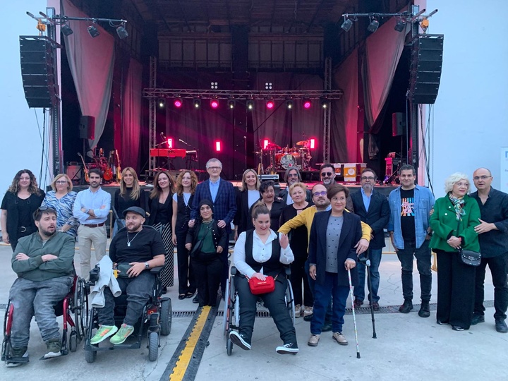 El consejero de Salud, junto a los miembros de Amupheb y otras autoridades, en un concierto solidario a beneficio de la asociación celebrado el pasado mes de abril.