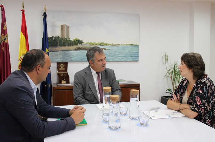 El consejero de Medio Ambiente, Universidades, Investigación y Mar Menor, Juan María Vázquez, mantiene una reunión con la directora general de Educación Superior y Ciencia de la Organización de Estados Iberoamericanos (OEI), Ana Capilla.