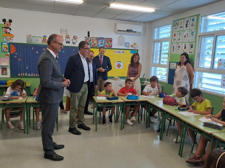 El consejero de Educación y Formación Profesional, Víctor Marín, visitó el colegio Nuestra Señora de Belén, ubicado en Murcia, junto con el alcalde del municipio, José Ballesta, con motivo del inicio de curso de Infantil y Primaria