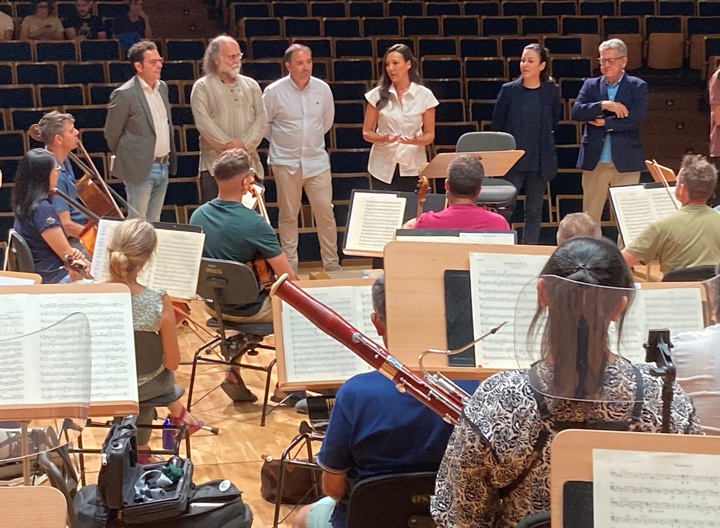 La titular de Cultura saluda a los músicos de la Orquesta Sinfónica de la Región de Murcia antes de comenzar el ensayo