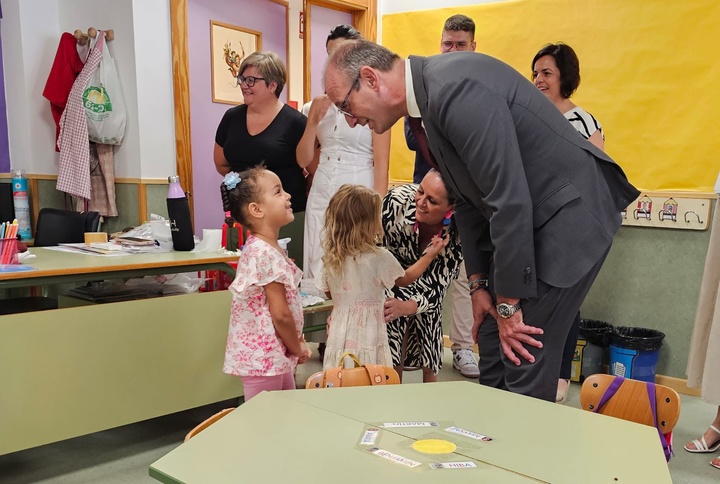 El consejero de Educación y Formación Profesional, Víctor Marín, visita la nueva aula de dos años y el comedor del CEIP San Pedro de Las Palas (Fuente Álamo)