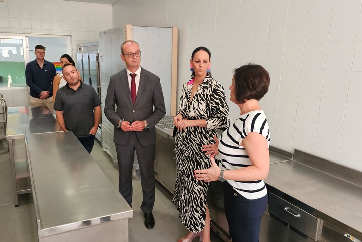 El consejero de Educación y Formación Profesional, Víctor Marín, visita la nueva aula de dos años y el comedor del CEIP San Pedro de Las Palas (Fuente Álamo) 2