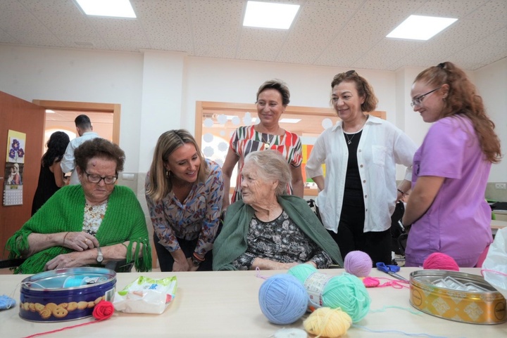 La consejera de Política Social, Conchita Ruiz, junto a la alcaldesa de Jumilla, Seve González, durante su visita a la residencia 'Nuestra Señora...