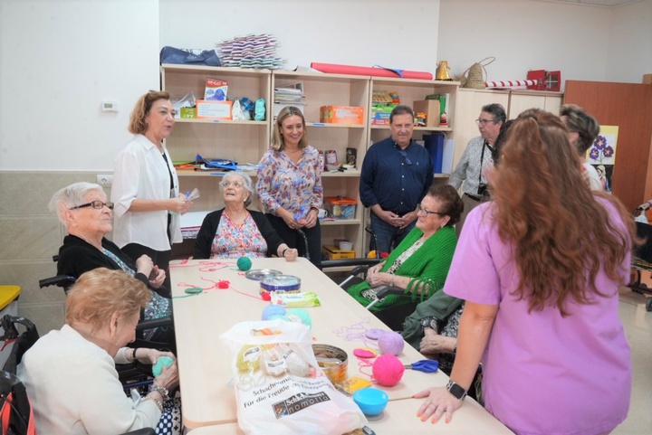 La consejera de Política Social, Conchita Ruiz, junto a la alcaldesa de Jumilla, Seve González, durante su visita a la residencia 'Nuestra Señora de la Asunción' (1)