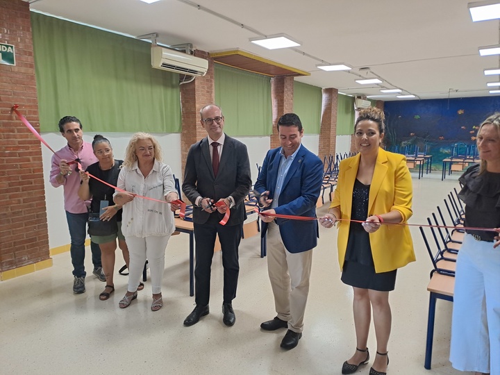 El consejero de Educación y Formación Profesional, Víctor Marín, visitó el CEIP Vista Alegre de Las Torres de Cotillas que estrena comedor escolar