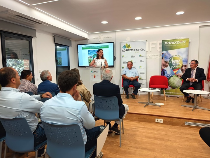 Imagen de la consejera Sara Rubira durante la inauguración de la jornada 'Lechuga rentable y sostenible: soluciones innovadoras avanzadas' que organiza Agritech con la colaboración de Proexport.