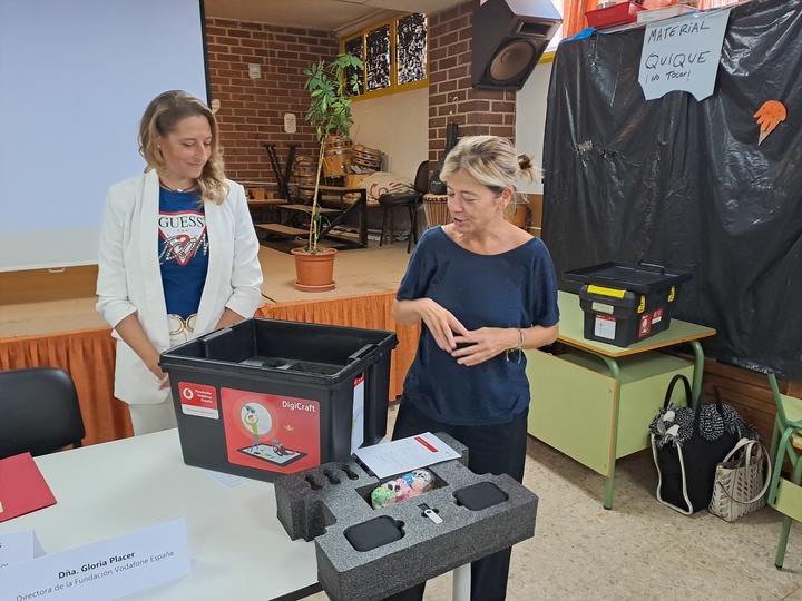 La directora general de Recursos Humanos, Planificación Educativa e Innovación, Carmen Balsas, y la directora de la Fundación Vodafone, Gloria Placer,...