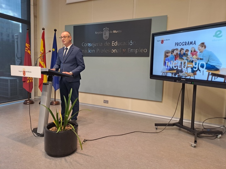 El consejero de Educación y Formación Profesional, Víctor Marín, presenta el programa 'Incluyo'