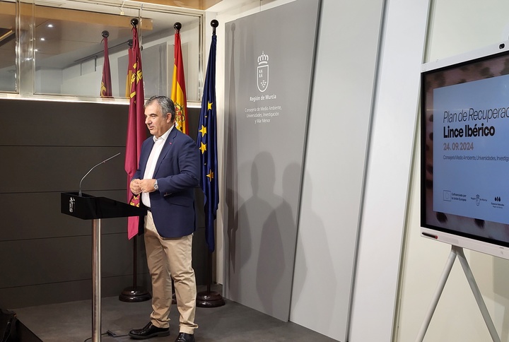 El consejero de Medio Ambiente, Universidades, Investigación y Mar Menor, Juan María Vázquez, durante la inauguración de la jornada 'Territorio Lince, sobre la conservación y el Plan de Recuperación del lince ibérico en la Región de Murcia.