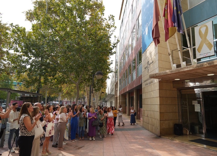 La consejera de Política Social, Conchita Ruiz, junto al presidente de Afacmur, Francisco Palazón, durante la colocación del lazo dorado por el cáncer infantil