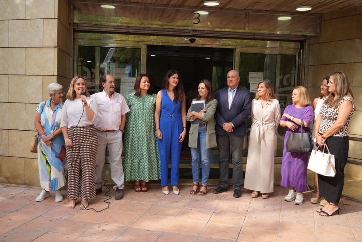 La consejera de Política Social, Conchita Ruiz, junto al presidente de Afacmur, Francisco Palazón, durante la colocación del lazo dorado por el cáncer infantil (1)