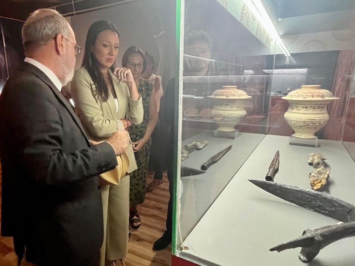 La consejera Carmen Conesa, durante su visita a la exposición acompañada por los comisarios de la muestra.