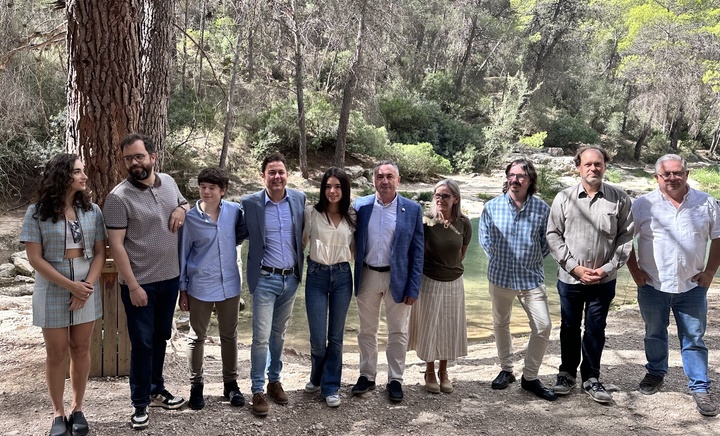 El director del ICA, Manuel Cebrián, con el equipo y actores que han concluido el rodaje de 'Las mantis' en el término municipal de Moratalla. 