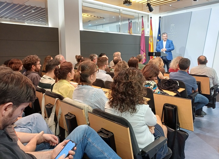 El consejero de Medio Ambiente, Universidades, Investigación y Mar Menor, Juan María Vázquez, durante la inauguración de la jornada sobre el Plan de Recuperación de la Cerceta Pardilla en la Región de Murcia.