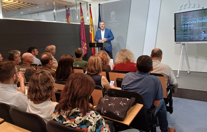 El consejero de Medio Ambiente, Universidades, Investigación y Mar Menor, Juan María Vázquez, durante la inauguración de la jornada sobre el Plan de Recuperación de la Cerceta Pardilla en la Región de Murcia.