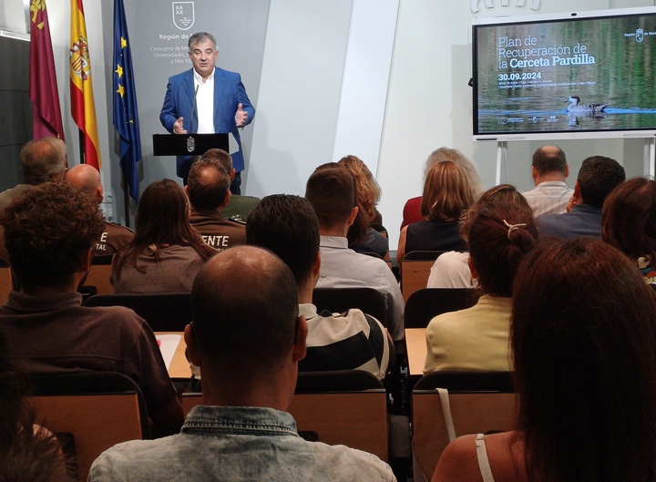 El consejero de Medio Ambiente, Universidades, Investigación y Mar Menor, Juan María Vázquez, durante la inauguración de la jornada sobre el Plan de Recuperación de la Cerceta Pardilla en la Región de Murcia