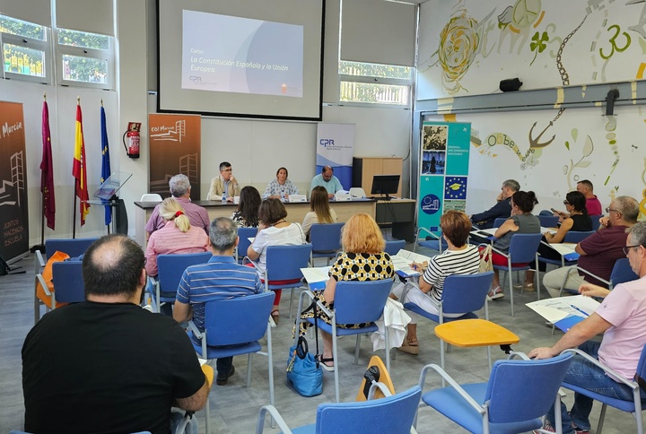 La directora general de Recursos Humanos, Planificación Educativa e Innovación, Carmen Balsas, participó en el curso de formación sobre la nueva asignatura 'La Constitución Española y la Unión Europea'