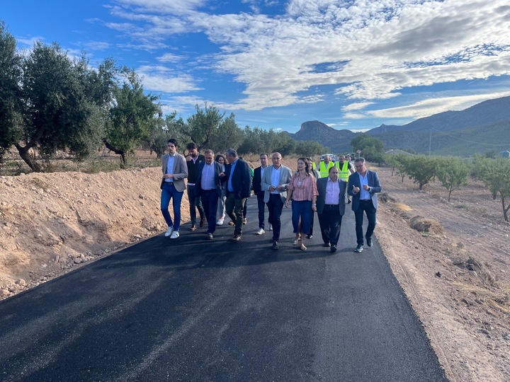 El director general de Carreteras, Francisco Carrillo, acompañado por los representantes de los Ayuntamientos de Mula, Pliego, Aledo y Lorca durante la visita a las obras de mejora de la RM-C5.