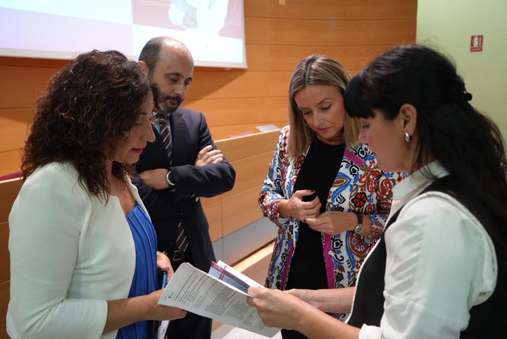 La consejera de Política Social, Familias e Igualdad, Conchita Ruiz, durante la presentación del programa 'Impulso Mujer + 50' (1)