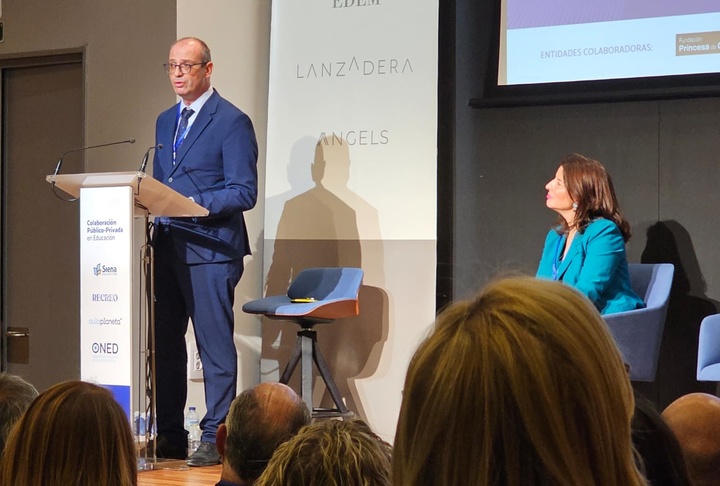 El consejero de Educación y Formación Profesional, Víctor Marín, participa en la jornada sobre los retos y oportunidades de la educación digital, organizada por Aulaplaneta y Siena Educación en Valencia.