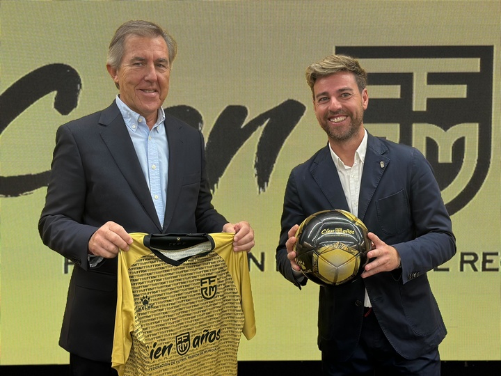 El director de Deportes, Fran Sánchez, con el balón del centenario, y el presidente de la Federación, José Miguel Monje, con la camiseta conmemorativa