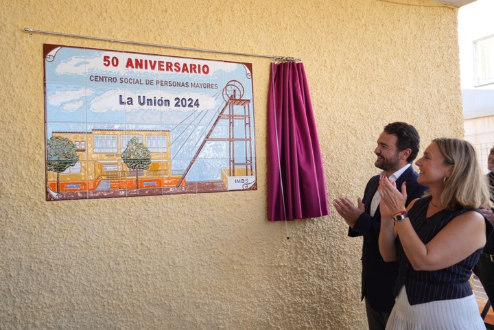 La consejera de Política Social, Conchita Ruiz, junto con el alcalde de La Unión, Joaquín Zapata, durante la celebración del 50 aniversario del centro social de mayores (1)