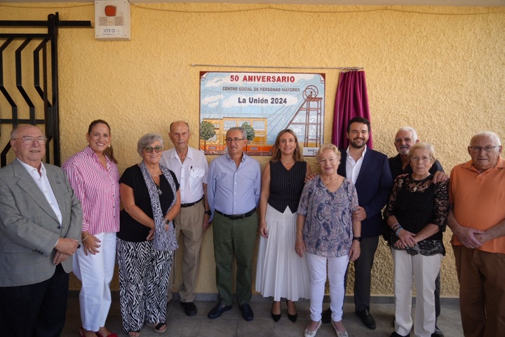 La consejera de Política Social, Conchita Ruiz, junto con el alcalde de La Unión, Joaquín Zapata, durante la celebración del 50 aniversario del centro social de mayores (2)