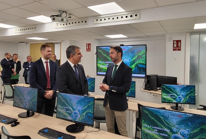 El consejero de Medio Ambiente, Universidades, Investigación y Mar Menor, Juan María Vázquez, inaugura, junto al decano del Colegio Oficial de Ingenieros Técnicos Industriales de la Región de Murcia, Miguel Ángel Sola, el laboratorio y el aula de formación de hidrógeno verde del COITIRM. 