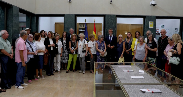 Los consejeros de Hacienda y de Política Social y el responsable regional del Banco de España, junto con los mayores que han participado en esta primera charla formativa