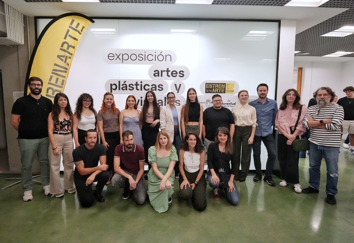 La directora de Juventud, Carmen María Muñoz, y la comisaria de la exposición, Tatiana Abellán, con los artistas seleccionados.