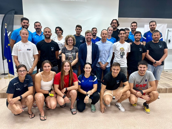 El director general y responsables de CELAD, con deportistas participantes en las actividades de formación.