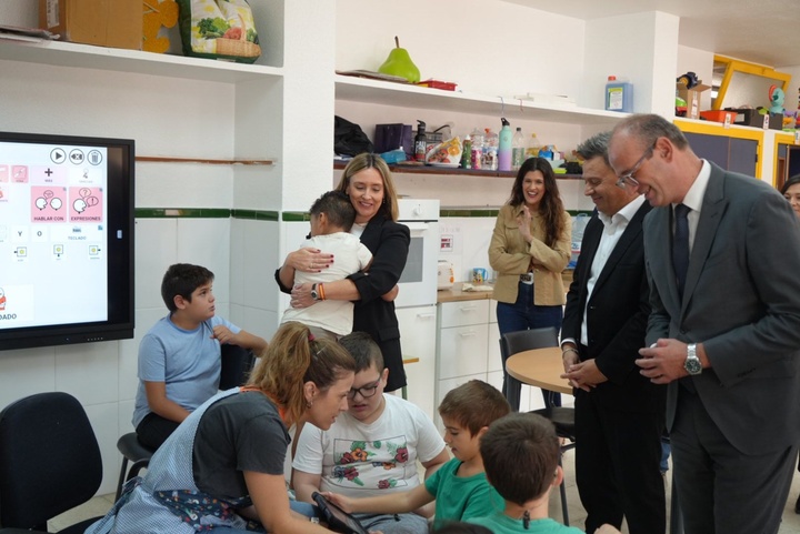 La consejera de Política Social, Conchita Ruiz, y el consejero de Educación, Víctor Marín, junto al director de Fundación GMP,  José Francisco Fernández, durante la presentación de 'Compromiso Autismo'