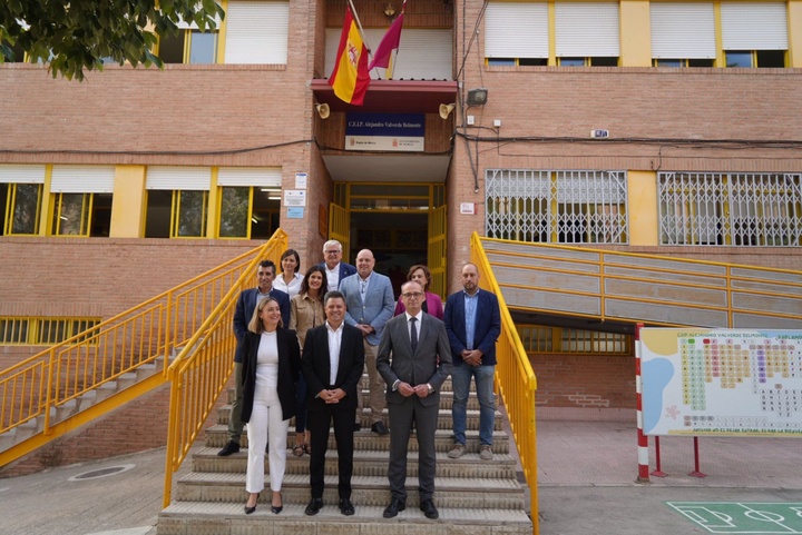 La consejera de Política Social, Conchita Ruiz, y el consejero de Educación, Víctor Marín, junto al director de Fundación GMP,  José Francisco Fernández, durante la presentación de 'Compromiso Autismo' (1)