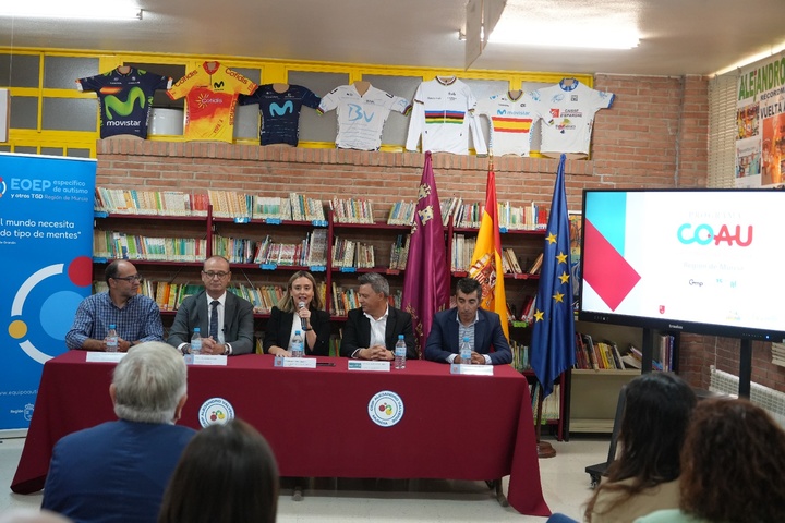 La consejera de Política Social, Conchita Ruiz, y el consejero de Educación, Víctor Marín, junto al director de Fundación GMP, José Francisco Fernández, durante la presentación de 'Compromiso Autismo' (2)