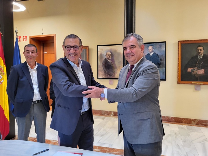 El consejero de Medio Ambiente, Universidades, Investigación y Mar Menor, Juan María Vázquez, junto al rector de la UMU, José Luján, durante la firma del convenio