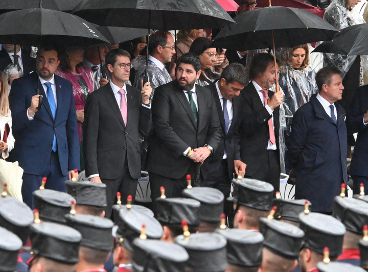 El presidente de la Región de Murcia asiste al desfile con motivo del Día de la Fiesta Nacional (2)