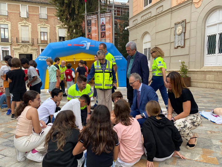 El consejero de Salud, Juan José Pedreño, junto a un grupo de escolares que están recibiendo formación en reanimación cardiopulmonar.