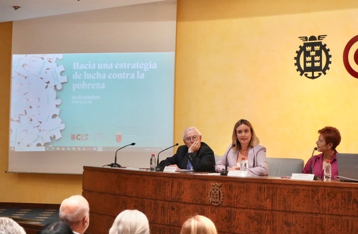 La consejera de Política Social, Conchita Ruiz, durante su participación en la Jornada 'Hacia una estrategia de lucha contra la pobreza en la Región de Murcia'