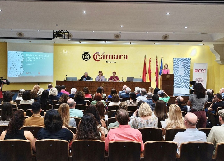 La consejera de Política Social, Conchita Ruiz, durante su participación en la Jornada 'Hacia una estrategia de lucha contra la pobreza en la Región de Murcia' (1)