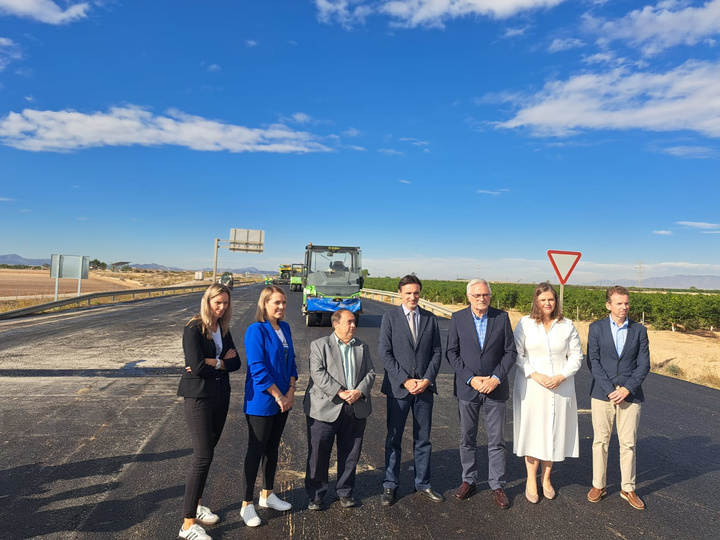 El consejero de Fomento e Infraestructuras, Jorge García Montoro, y el alcalde de Torre Pacheco, Pedro A. Roca Tornel, visitan las obras de mejora de la variante de Torre Pacheco.