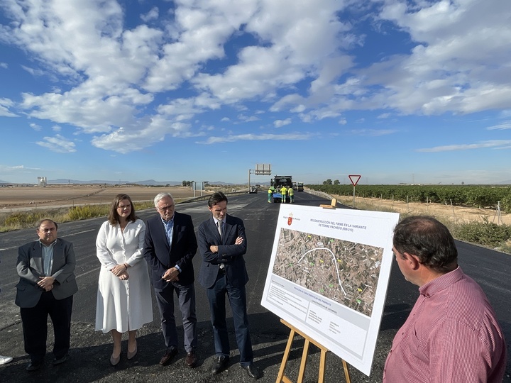 El consejero de Fomento e Infraestructuras, Jorge García Montoro, y el alcalde de Torre Pacheco, Pedro A. Roca Tornel, visitan las obras de mejora de la variante de Torre Pacheco.