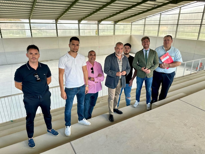 El director general de Deportes, durante su visita al polideportivo de Ricote, que será remodelado.