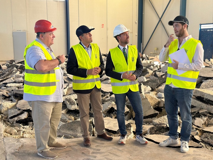 El director general de Deportes, Fran Sánchez, y el alcalde Abanilla, durante su visita a las obras.