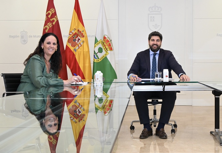 El presidente de la Comunidad, Fernando López Miras, recibe a la alcaldesa de Fuente Álamo, Juana María Martínez.