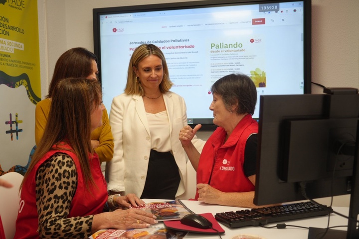 La consejera de Política Social, Familias e Igualdad, Conchita Ruiz, durante su visita a la sede de Fundación FADE (2 de 2)