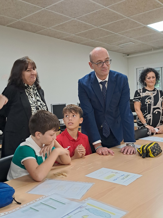 El consejero de Educación y Formación Profesional, Víctor Marín, visitó hoy el CEIP Juan XXIII de Murcia, que se ha incorporado a la red de centros...