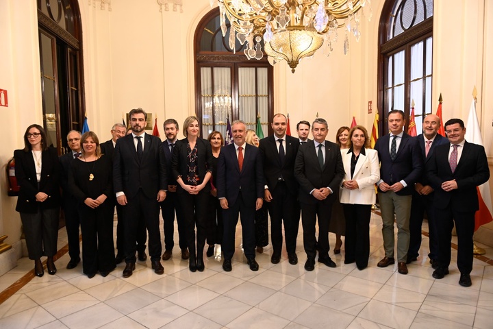 Los consejeros de Presidencia de los gobiernos regionales, junto con el ministro de Política Territorial y Memoria Democrática, antes de iniciar la reunión.