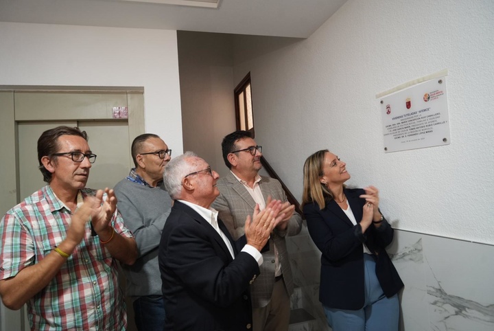 La consejera de Política Social, Familias e Igualdad, Conchita Ruiz, durante la inauguración de las nuevas viviendas tuteladas de Afemce (2)