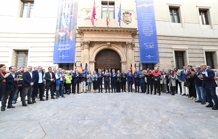 El jefe del Ejecutivo autonómico, Fernando López Miras, preside el minuto de silencio convocado por el Gobierno de la Región de Murcia como muestra de duelo por las víctimas mortales que la Depresión Aislada en Niveles Altos ha dejado a su paso por los municipios afectados en Comunidad Valenciana, Castilla La Mancha y Andalucía